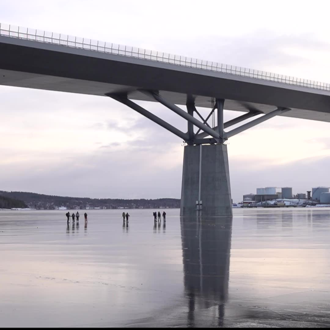 Fin skridskois under Sundsvallsbron